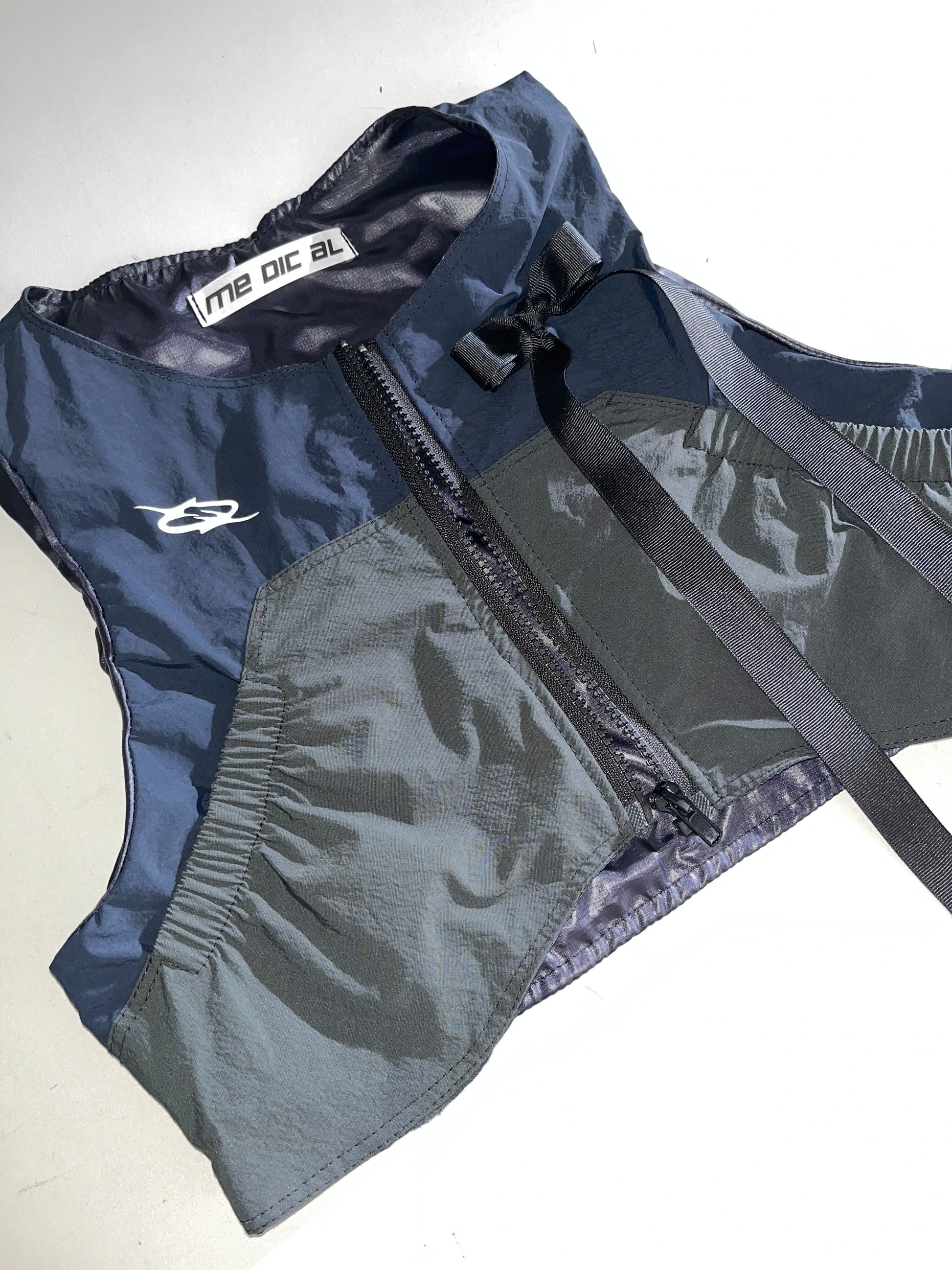 Detail picture of vest with ribbon